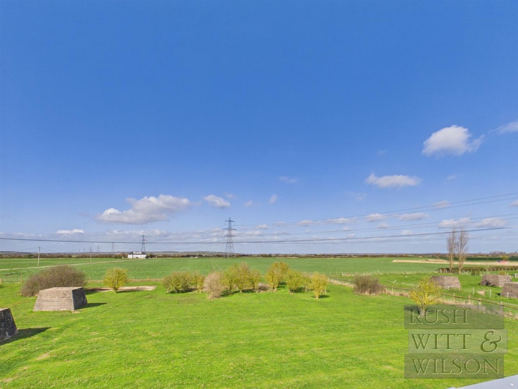 Lot: 100 - WELL PRESENTED DETACHED HOUSE - Gardens 2